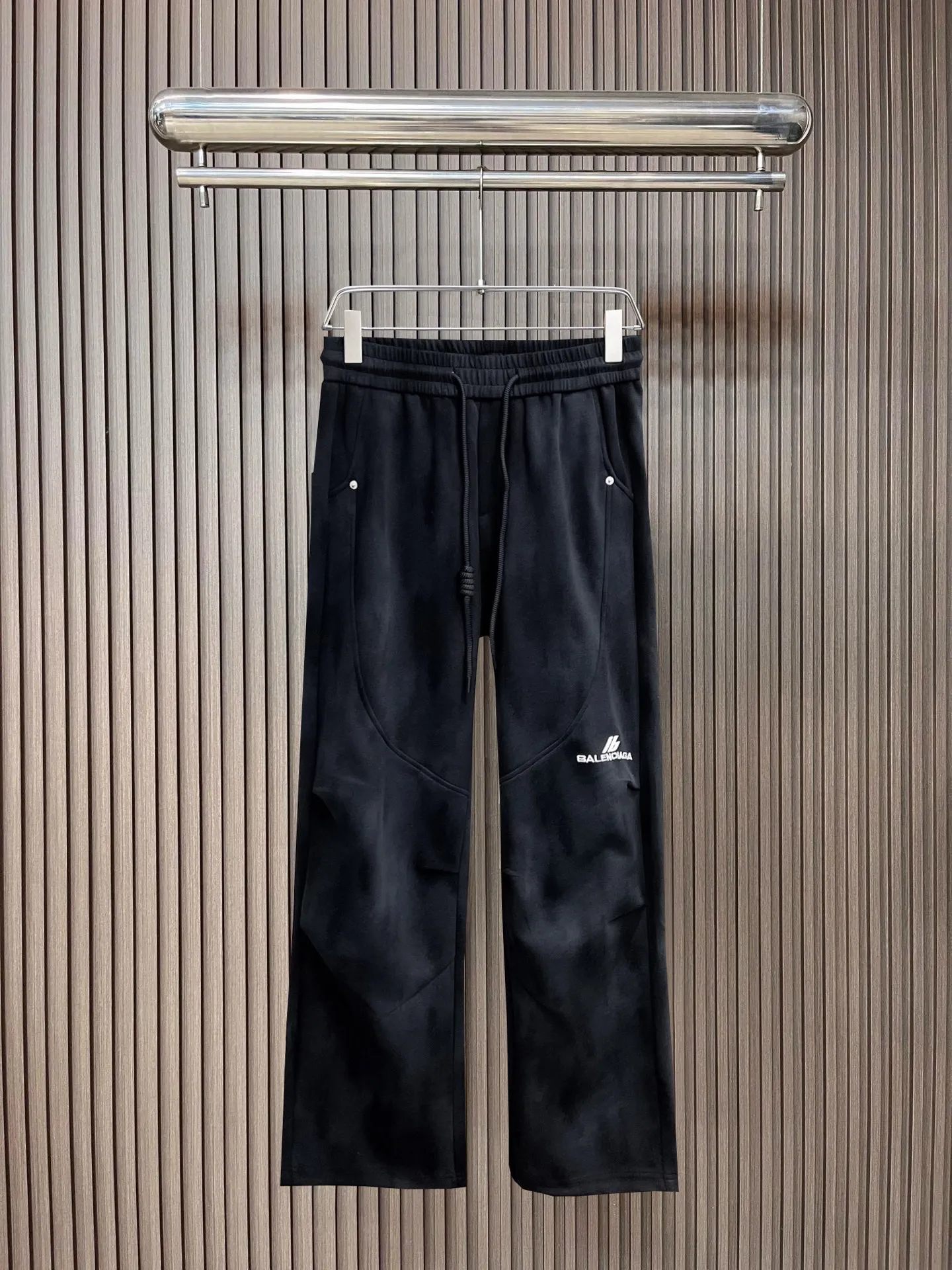 Balenciaga 🆕2026 Autumn and Winter New Arrival Casual Pants! The official website will be released simultaneously. Brand Classic LOGO casual pants, customized fabrics, excellent comfort and strong touch. Highly recognisable, perfect appearance and craftsmanship. Size:M-3XL